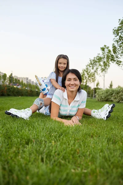 Mother and daughter in roller skates — Stock Photo, Image