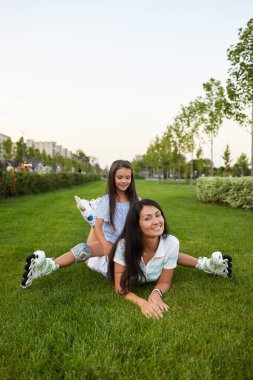 Anne ve kızı paten kayıyor.