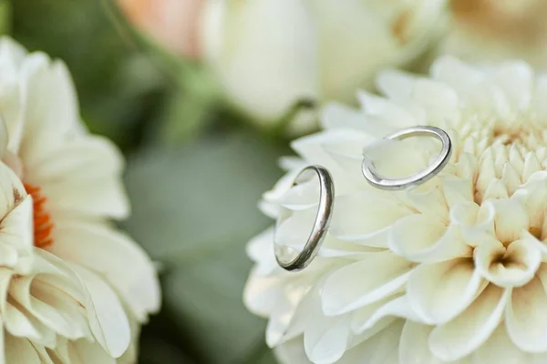Bröllopsringar och vacker blombukett — Stockfoto