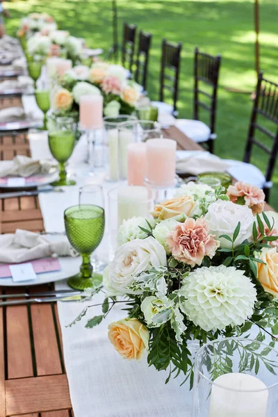 花で飾られた豪華な結婚式のテーブル — ストック写真