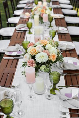 Çiçeklerle süslenmiş korkunç düğün masası.