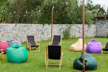 Renkli fasulye torbaları ve şezlonglar.