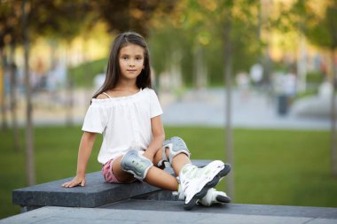 Patenli mutlu küçük kız.