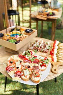 Aperatif, aperatif ve meyveli ahşap büfe masası.