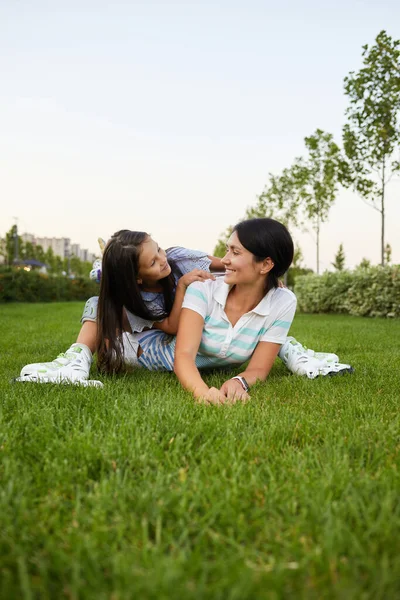 Moeder en dochter in rolschaatsen — Stockfoto