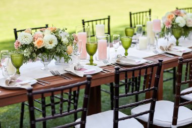 Çiçeklerle süslenmiş korkunç düğün masası.