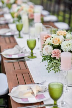 Çiçeklerle süslenmiş korkunç düğün masası.