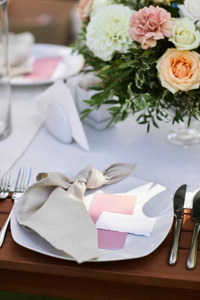 Wunderschöner Hochzeitstisch mit Blumen dekoriert — Stockfoto