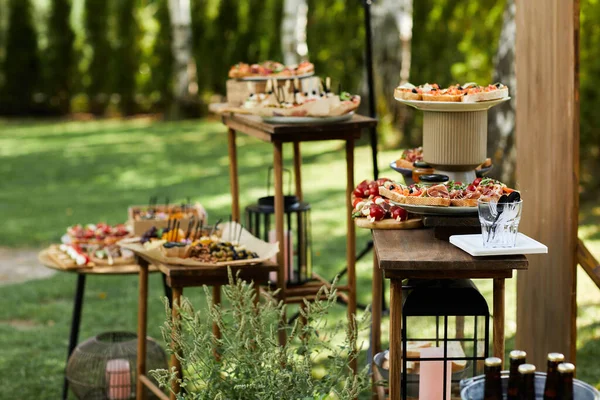 Wooden buffet table with snacks, appetizer and fruits — Stock Photo, Image