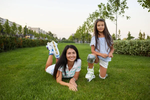Moeder en dochter in rolschaatsen — Stockfoto