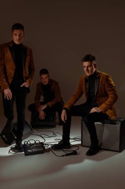 Stüdyoda bir müzik köşesinde oturan şarkıcı.