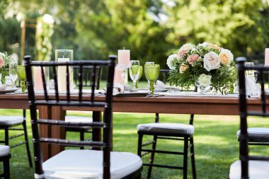 Çiçeklerle süslenmiş korkunç düğün masası.