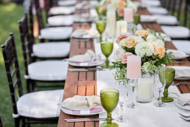 Çiçeklerle süslenmiş korkunç düğün masası.