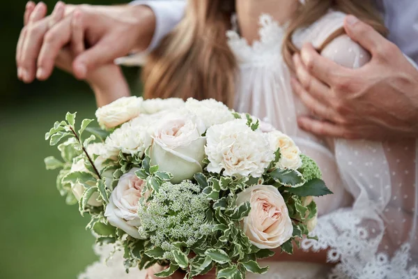 Gelin ve damat beyaz çiçek buketi tutuyorlar. — Stok fotoğraf