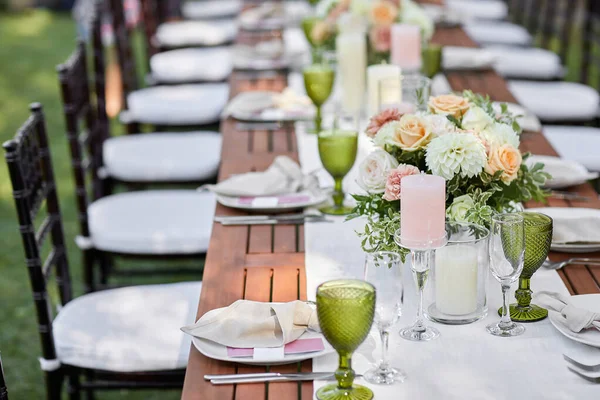 Çiçeklerle süslenmiş korkunç düğün masası.