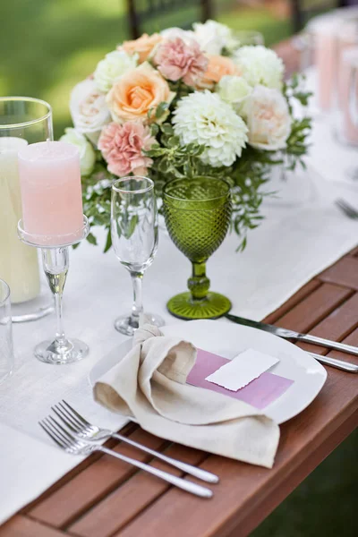 Georgeous wedding table decorated with flowers — Stock Photo, Image