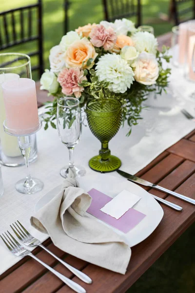 花で飾られた豪華な結婚式のテーブル — ストック写真