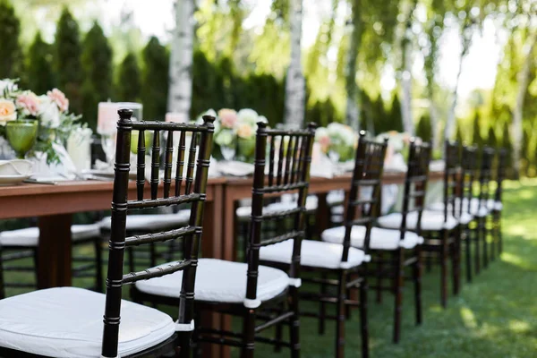 Wunderschöner Hochzeitstisch mit Blumen dekoriert — Stockfoto