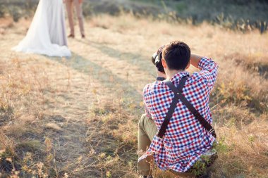 Düğün fotoğrafçısı gelin ve damadın fotoğraflarını çeker.