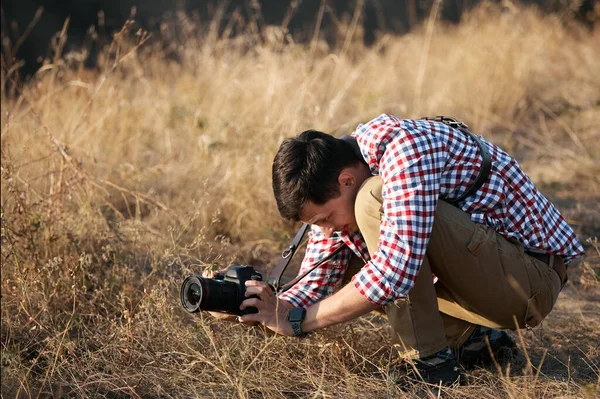 Fotograf pratar bilder utomhus — Stockfoto