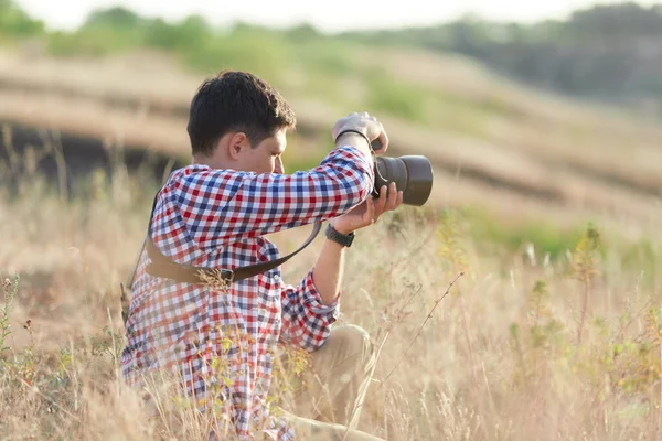 Fotograf pratar bilder utomhus — Stockfoto