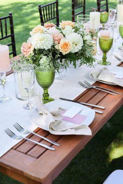 Çiçeklerle süslenmiş korkunç düğün masası.