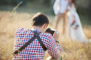 Düğün fotoğrafçısı gelin ve damadın fotoğraflarını çeker.