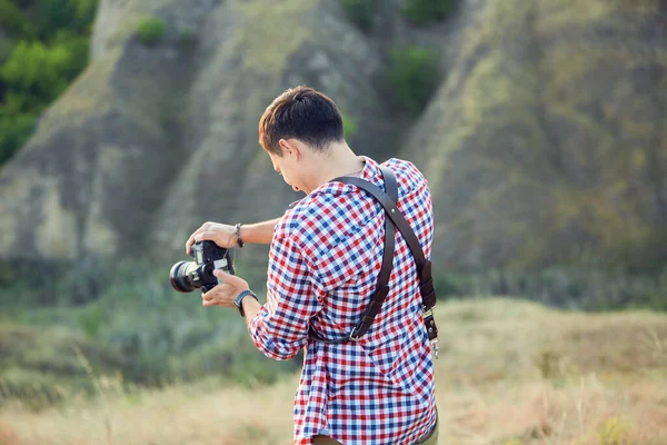 Fotograf pratar bilder utomhus — Stockfoto