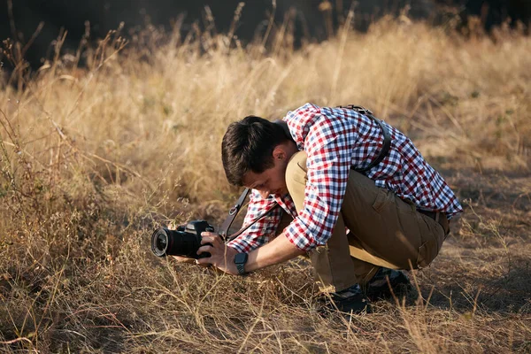 Fotografe praten foto 's buiten — Stockfoto