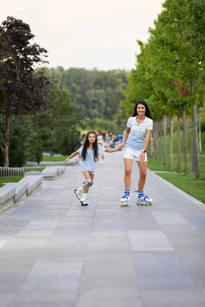 Mother and her little daughter rollerskating — Stock Photo, Image