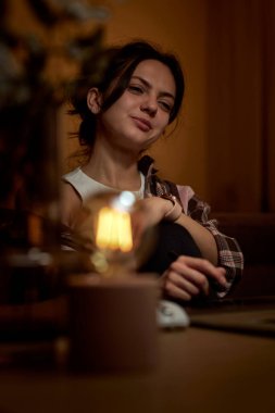 dijital grafik tablet ve dizüstü bilgisayar kullanarak ev işyerinde çalışan profesyonel tasarımcı kadın