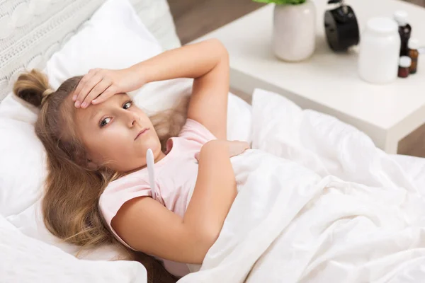 Petite Fille Malade Couchee Au Lit Avec Thermometre Enfant Temperature Stock Photo Petite Fille Malade Couchee Au Lit Avec Thermometre Enfant Temperature Stock Photo