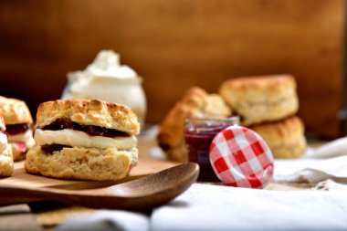 Kremalı ve marmelatlı ev yapımı çörekler.