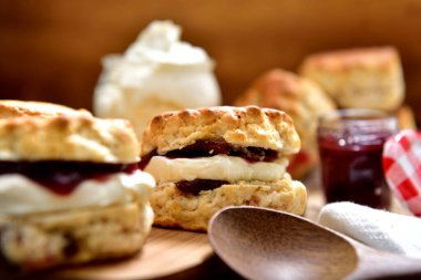 Kremalı ve marmelatlı ev yapımı çörekler.
