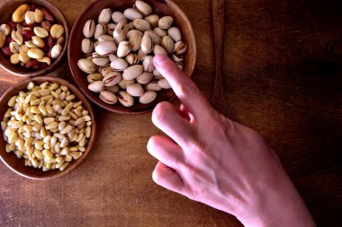 Tahta bir kasede fındık karışımı.