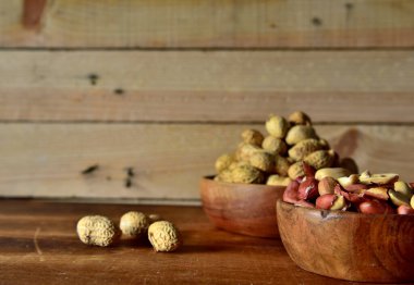 Kavanozda kabuğu olan maymun fıstığı