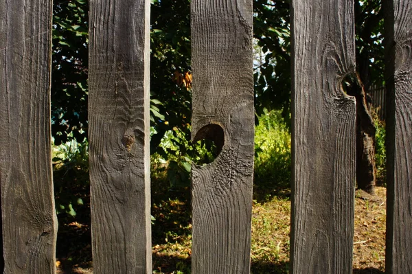 Delikli ahşap eski çit.