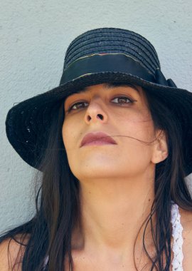 Siyah şapkalı çekici bir manken.