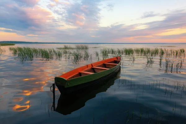 Dřevěná Loď Jezeře — Stock fotografie