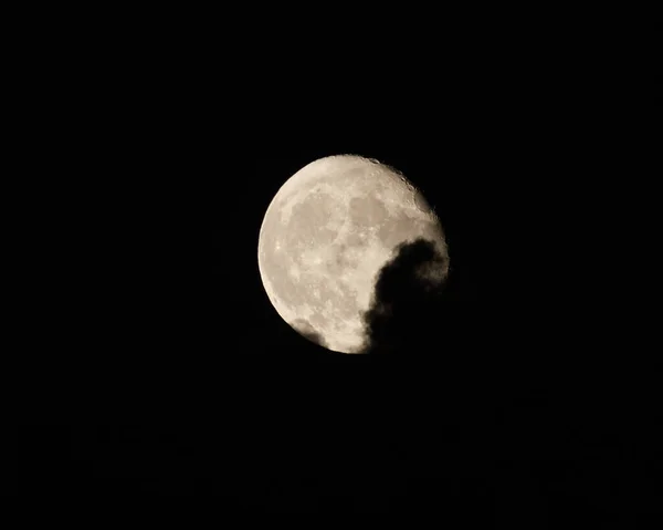 在漆黑的夜晚 满月被云彩遮蔽 — 图库照片