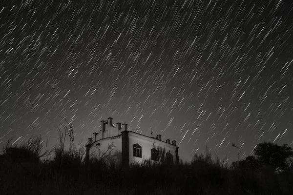 在星夜星雨弥漫的桑西德罗的隐居地 — 图库照片