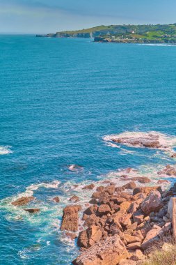 Ufkun övgüsü, Gijon 'da deniz kenarından denize doğru düşüyor.
