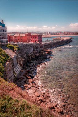 Asturias 'taki Gijon limanı ufkun yanında Alto de Bateria Bajo' dan görüldü.