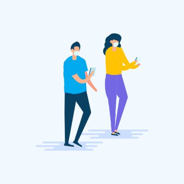 Genç çift akıllı telefon kullanıyor ve kovid 19 'a karşı tıbbi maske takıyor. Sosyal medya ve korona virüsü kavramı.