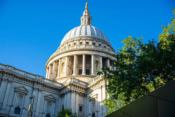 伦敦圣保罗大教堂在阳光灿烂的日子里的照片 — 图库照片
