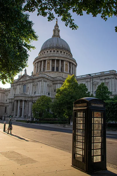 伦敦一座宏伟的圣保罗大教堂的照片 带有典型的电话小木屋 — 图库照片