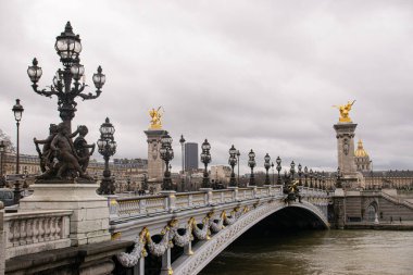 Bulutlu bir günde Paris 'teki Alexander III köprüsünün fotoğrafı