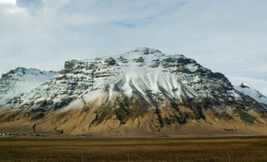 İzlanda 'daki etkileyici bir dağın fotoğrafı..