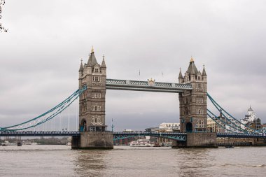 Bulutlu bir günde Londra 'daki Tower Köprüsü' nün fotoğrafı