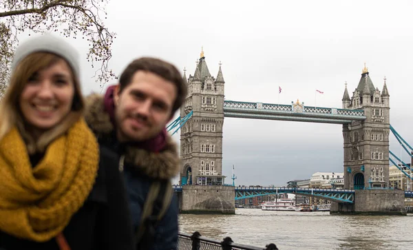 Photo Young Attractive Couple Taking Picture Tower Bridge London — Stock Photo, Image